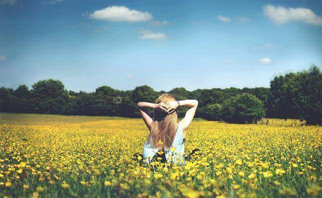 有保姆照顧的父親卻沒飯吃,兒子氣得回家找保姆,推開門後愣住了!