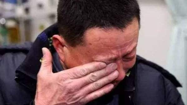 有保姆照顧的父親卻沒飯吃,兒子氣得回家找保姆,推開門後愣住了!