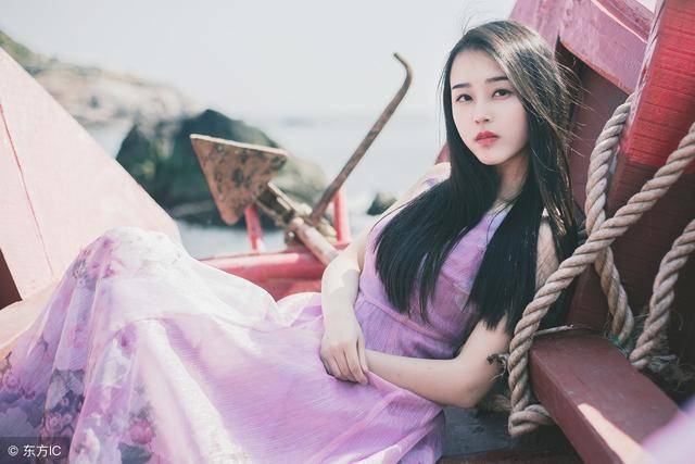 有保姆照顧的父親卻沒飯吃,兒子氣得回家找保姆,推開門後愣住了!