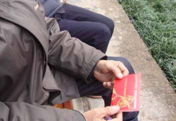 有保姆照顧的父親卻沒飯吃,兒子氣得回家找保姆,推開門後愣住了!