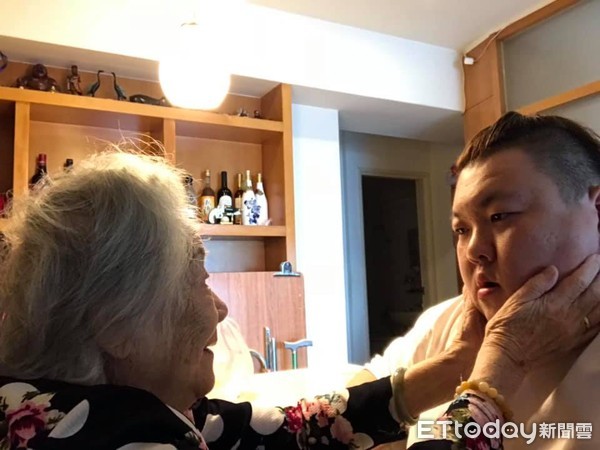 你是誰？孝孫被中風嬤遺忘嘆「又把我忘了...」   一抬起手「愛孫老習慣」讓萬名網友淚崩
