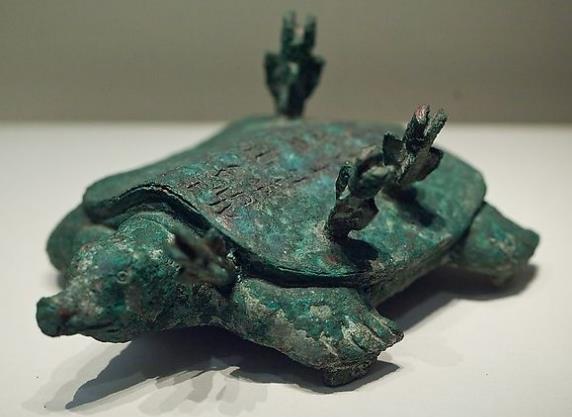 老農釣魚時釣出「一隻烏龜」，背部還插著幾根箭，專家鑒定：價值連城！