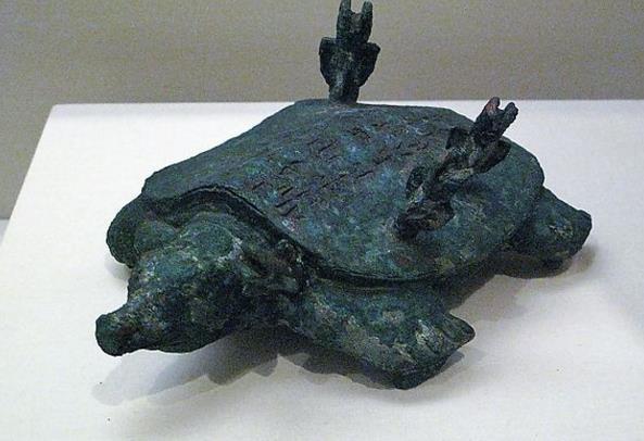 老農釣魚時釣出「一隻烏龜」，背部還插著幾根箭，專家鑒定：價值連城！