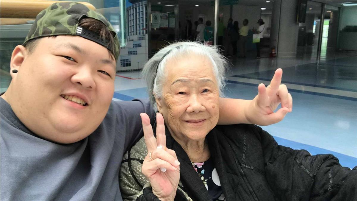 你是誰？孝孫被中風嬤遺忘嘆「又把我忘了...」   一抬起手「愛孫老習慣」讓萬名網友淚崩