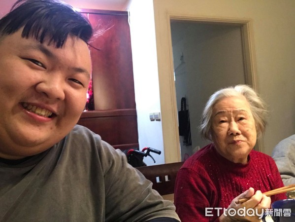 你是誰？孝孫被中風嬤遺忘嘆「又把我忘了...」   一抬起手「愛孫老習慣」讓萬名網友淚崩
