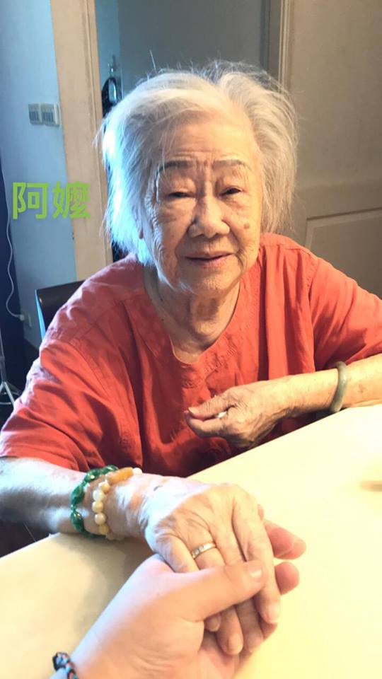 你是誰？孝孫被中風嬤遺忘嘆「又把我忘了...」   一抬起手「愛孫老習慣」讓萬名網友淚崩