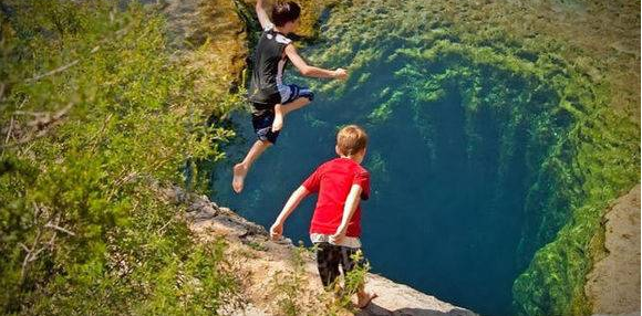 夢幻般的鄉間岩泉!曾經「奪8人命」仍阻擋不住探險者的腳步,小孩跳進去會被湧泉直接推出來!