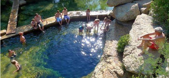 夢幻般的鄉間岩泉!曾經「奪8人命」仍阻擋不住探險者的腳步,小孩跳進去會被湧泉直接推出來!