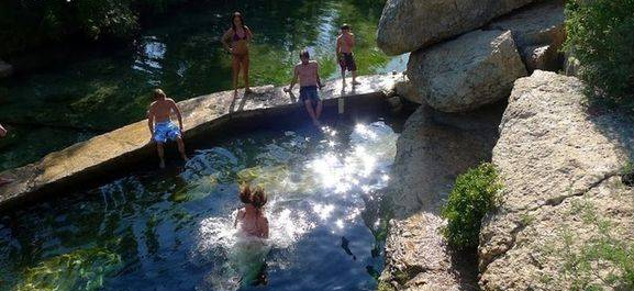 夢幻般的鄉間岩泉!曾經「奪8人命」仍阻擋不住探險者的腳步,小孩跳進去會被湧泉直接推出來!