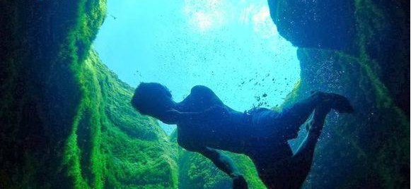 夢幻般的鄉間岩泉!曾經「奪8人命」仍阻擋不住探險者的腳步,小孩跳進去會被湧泉直接推出來!