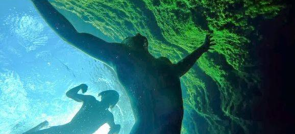 夢幻般的鄉間岩泉!曾經「奪8人命」仍阻擋不住探險者的腳步,小孩跳進去會被湧泉直接推出來!