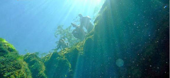 夢幻般的鄉間岩泉!曾經「奪8人命」仍阻擋不住探險者的腳步,小孩跳進去會被湧泉直接推出來!