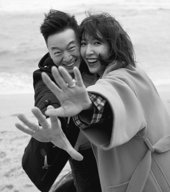 楊謹華結婚了！甜蜜同框「交往2年石油富商」喜曬鑽戒　「我好喜歡小孩」嚮往人妻生活