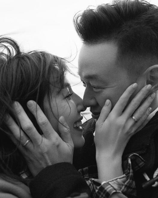 楊謹華結婚了！甜蜜同框「交往2年石油富商」喜曬鑽戒　「我好喜歡小孩」嚮往人妻生活