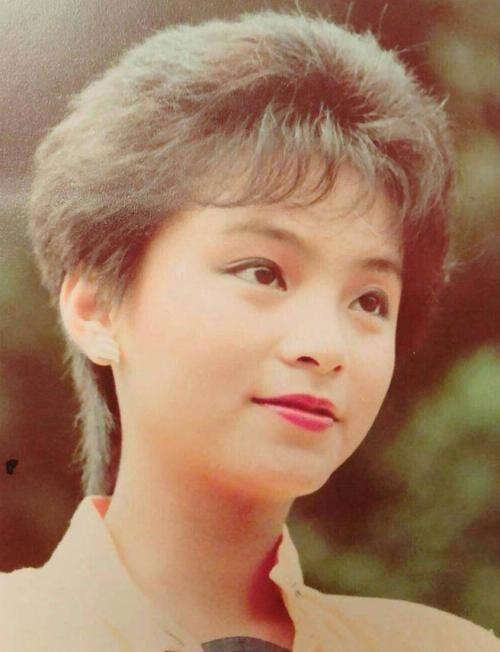 30歲就滿頭白髮！曾「預言劉德華大紅」成真，當紅時「嫁給富豪」從此相夫教子