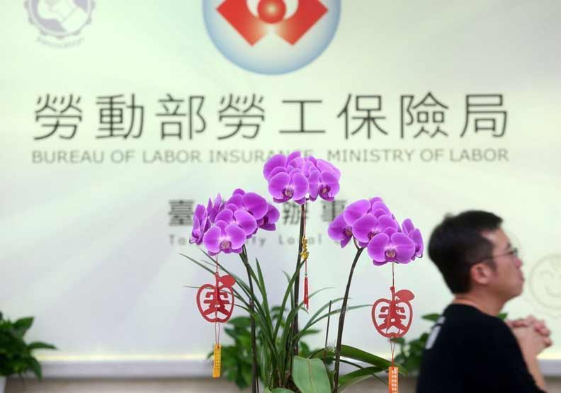 勞保繳一輩子「退休卻領不到錢」！　3種狀況可能「被取消勞保資格」讓你欲哭無淚