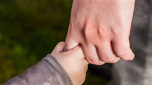 沉默的愛！父北上探望女兒「掏出千元鈔塞給她」　口袋剩10元離去「突然掉頭追上來」她秒掉淚