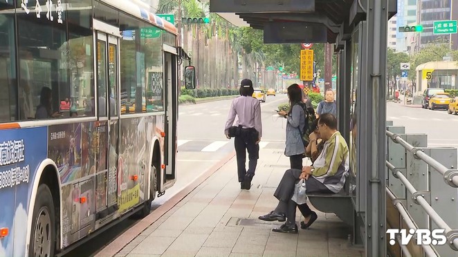 節儉父逼哭萬人！上台北擔心女兒「猛塞千元鈔」   回頭「傻借5元」背影讓她淚崩：永遠是最好的男人