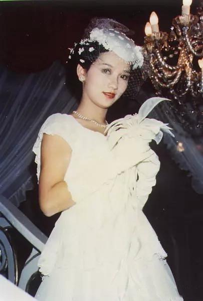 當上世紀香港女星穿上婚紗！王祖賢、周慧敏美得令人屏息　誰都別和林青霞比美