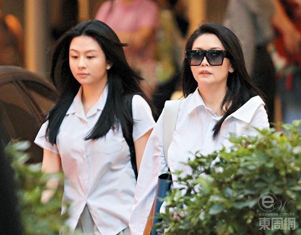 邱淑貞母女逛街宛如「姊妹花」被偷拍　17歲大女兒仙氣爆表被封「最美星二代」