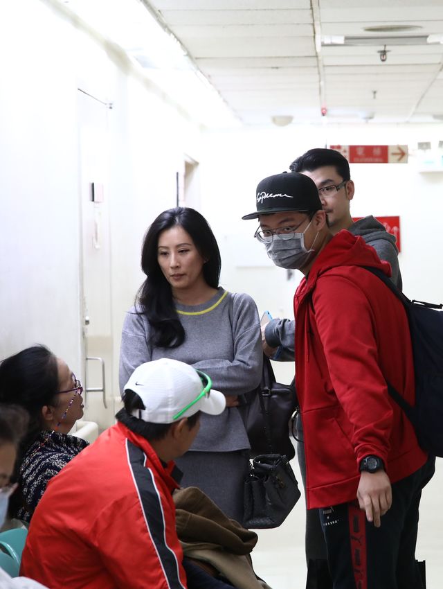 病危62天清醒！袁惟仁返台「暴瘦20公斤」 母親談「陸元琪不離不棄」：她很笨