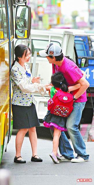 王識賢結婚13年「為3女甘願挽袖當煮夫」　「愛女約會幫出錢」私下超級女兒控