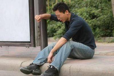 弟弟進城看哥哥,大嫂嫌髒不讓進屋,下樓聽到鄰居對話,傻住!