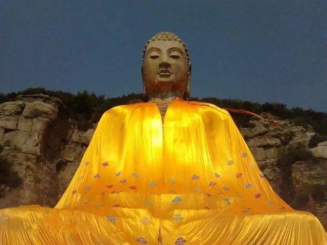 世界上最早的石刻大佛：武則天為它披袈裟，神秘消失600年後再現人間！