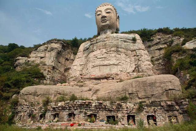 世界上最早的石刻大佛：武則天為它披袈裟，神秘消失600年後再現人間！