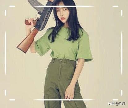 小姐姐「剪髮玩遊戲」太專注，抬頭看到新髮型被自己驚艷：媽呀，鏡子裡是誰？