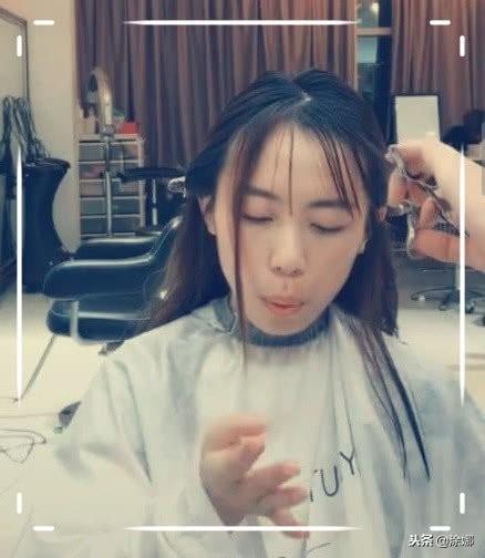 小姐姐「剪髮玩遊戲」太專注，抬頭看到新髮型被自己驚艷：媽呀，鏡子裡是誰？