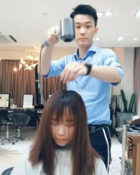 小姐姐「剪髮玩遊戲」太專注，抬頭看到新髮型被自己驚艷：媽呀，鏡子裡是誰？