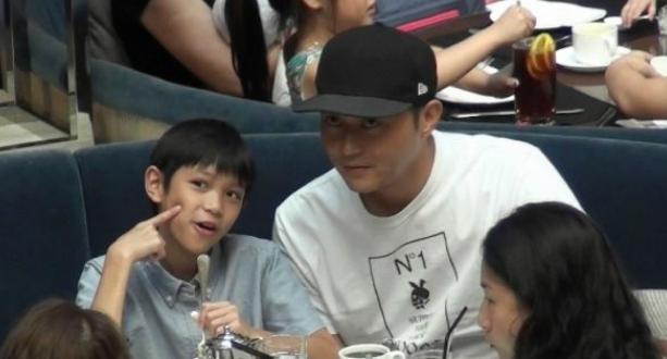 11年不知父母做什麼？校長懷疑孩子家庭不正常，請家長來談話，發現一家子全是明星