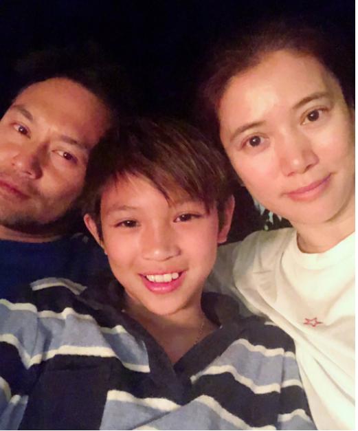 11年不知父母做什麼？校長懷疑孩子家庭不正常，請家長來談話，發現一家子全是明星