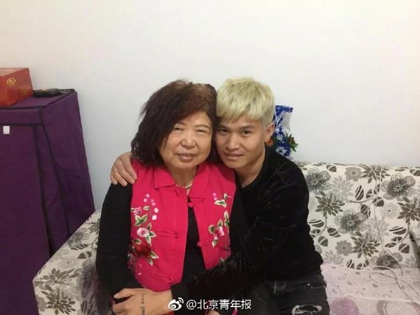 真實版嬤孫戀！28歲男「愛上65歲大媽」罵不跑　4度離家出走「只有他找得回」：這輩子就認定她了