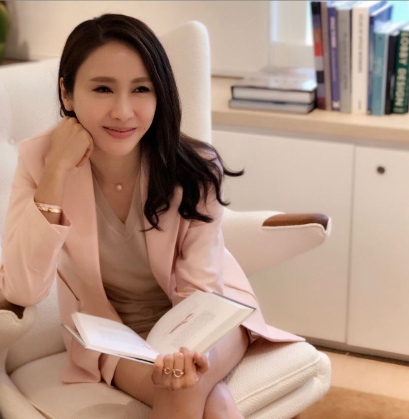 46歲黎姿當紅為愛息影「10年容顏未變」　每日堅持200下仰臥起坐：女人別怕老