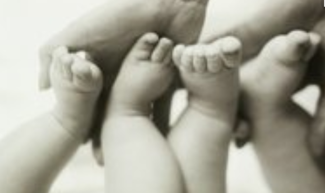  雙胞胎女兒，一個嫁軍人一個嫁商人，八年後再見，卻是天壤之別！