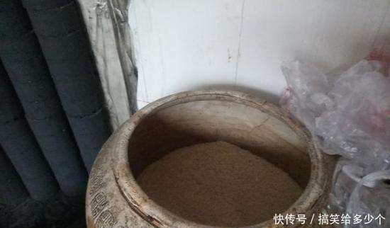 母親意外離世！傻兒子無法自理「由鄰居做飯照顧」　某天一瞧米缸「嚇得連夜搬家」眾人全慌了