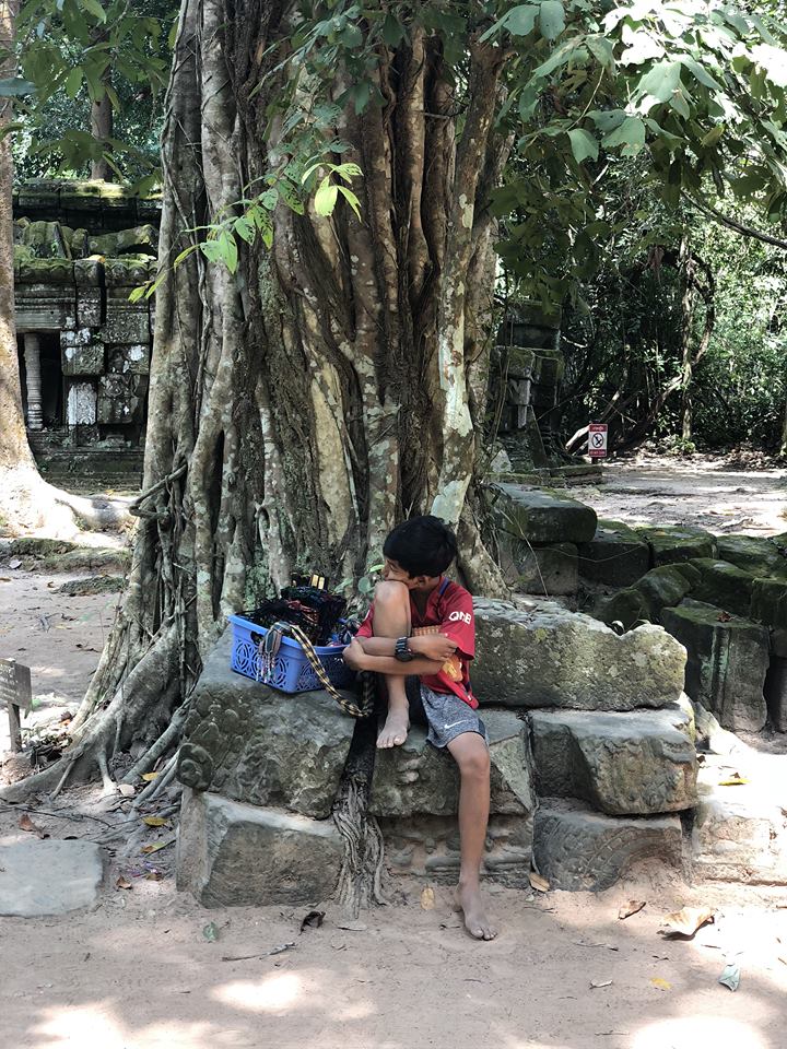 懂15語言！柬埔寨天才少年首次出國超開心  「獲學費補助到大學」苦盡甘來淚崩：每次都邊走邊賣東西