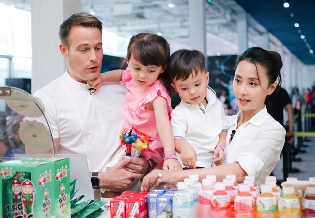 「吳奇隆前妻」嫁洋老公全家福曝光！「7歲混血女兒」齊瀏海萌翻全網  15歲繼女身材超正