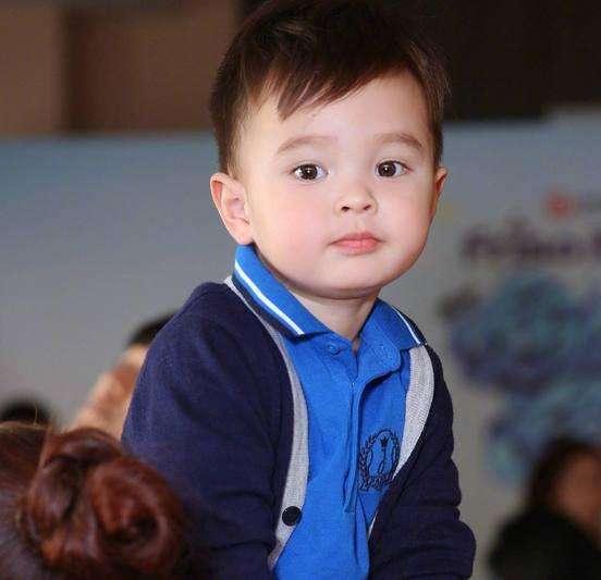 「吳奇隆前妻」嫁洋老公全家福曝光！「7歲混血女兒」齊瀏海萌翻全網  15歲繼女身材超正