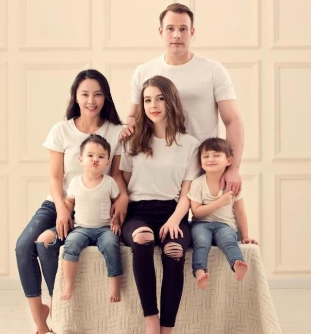 「吳奇隆前妻」嫁洋老公全家福曝光！「7歲混血女兒」齊瀏海萌翻全網  15歲繼女身材超正