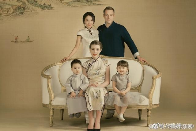 「吳奇隆前妻」嫁洋老公全家福曝光！「7歲混血女兒」齊瀏海萌翻全網  15歲繼女身材超正