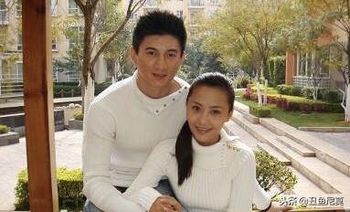 「吳奇隆前妻」嫁洋老公全家福曝光！「7歲混血女兒」齊瀏海萌翻全網  15歲繼女身材超正