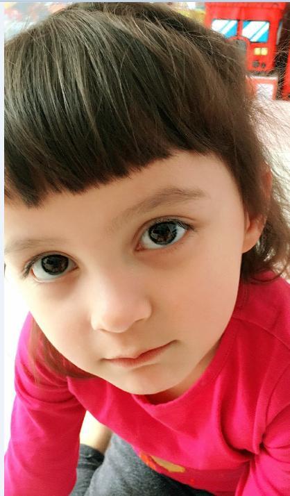 「吳奇隆前妻」嫁洋老公全家福曝光！「7歲混血女兒」齊瀏海萌翻全網  15歲繼女身材超正