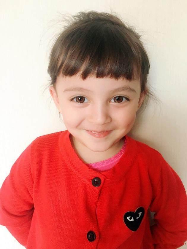 「吳奇隆前妻」嫁洋老公全家福曝光！「7歲混血女兒」齊瀏海萌翻全網  15歲繼女身材超正