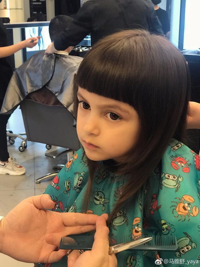 「吳奇隆前妻」嫁洋老公全家福曝光！「7歲混血女兒」齊瀏海萌翻全網  15歲繼女身材超正