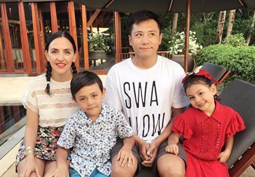 「吳奇隆前妻」嫁洋老公全家福曝光！「7歲混血女兒」齊瀏海萌翻全網  15歲繼女身材超正