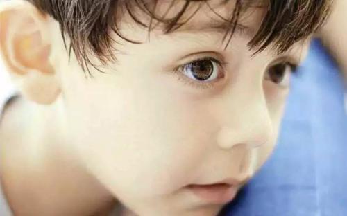 「吳奇隆前妻」嫁洋老公全家福曝光！「7歲混血女兒」齊瀏海萌翻全網  15歲繼女身材超正