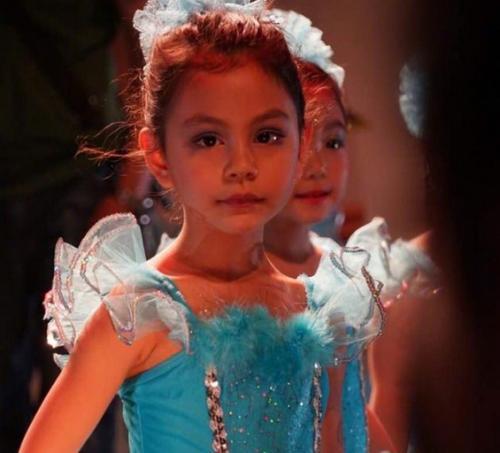 「吳奇隆前妻」嫁洋老公全家福曝光！「7歲混血女兒」齊瀏海萌翻全網  15歲繼女身材超正